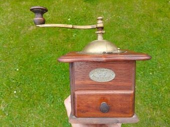 Starý mlýnek na kávu se stítkem do vaší sbírky