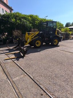 Komatsu WA 80 manipulace dřeva