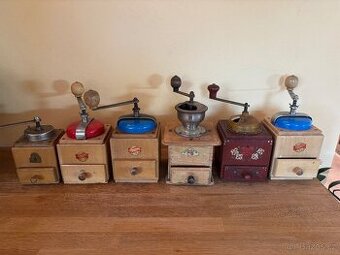 Starožitný dřevěný mlýnek na kávu