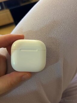 AirPods 4.generace bez pohlcovace zvuku
