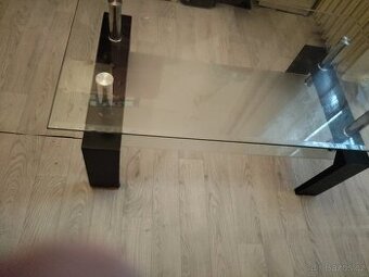 Skleněny stůl