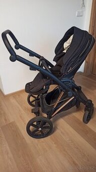 Trojkombinace, vajíčko a cestovní postýlka.