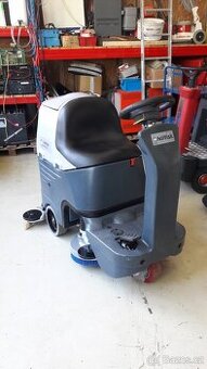 Podlahový mycí stroj Nilfisk BR 652 se sedící obsluhou