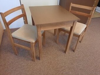 2 čalouněné židle a menší stůl
