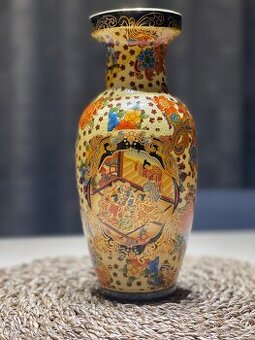 Stará čínská váza s malovanými motivy