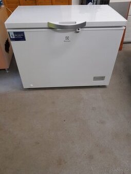 Mrazák Electrolux 308 l pultový
