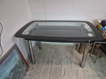Skleněný jídelní stůl