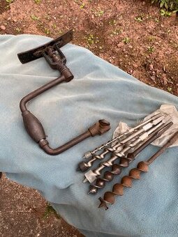 Prodám starou ruční vrtačku s vrtáky do dřeva