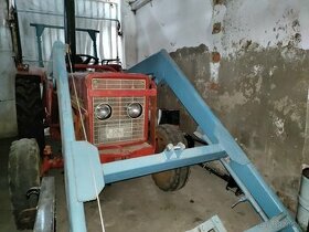 REZERVACE Menší tovární traktor IHC, čelní nakladač - 1