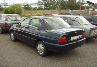 zadní nárazník escort sedan 1995 modrá metalíza