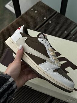 Nike Air Jordan & Travis Scott - 1