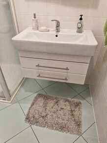 Koupelnová skříňka s umyvadlem, baterie a hadici