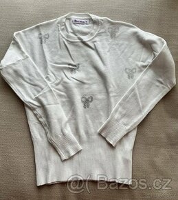 Bílý svetřík pro dívku.