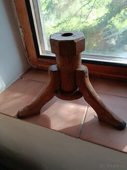 Dřevěný stojánek na vánoční stromek