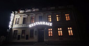 světelná reklama - poutač na dům