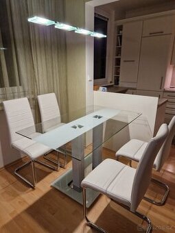 Skleněný jídelní a konferenční stůl