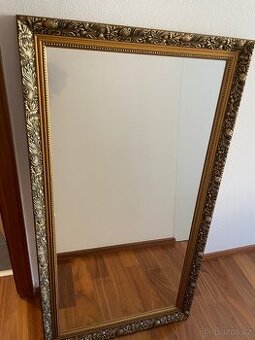 Zrcadlo v dřevěném rámu