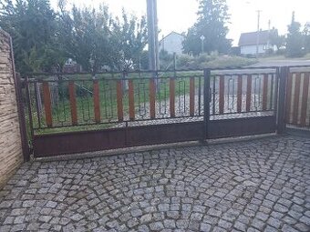 Dvoukřídlá brána