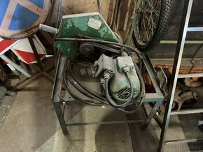 Rozbrušovací stolní pila na kov se svěrákem