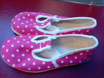 růžové cvičky s bílými puntíky, typické pro cvičení nebo jak