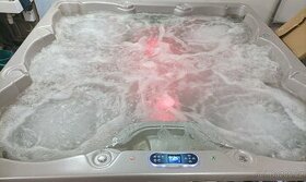 Vířivka USSPA 230×230 cm pro 6 osob – nové komponenty, sleva