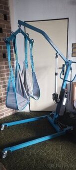 Osobní elektrický zvedák pro transport pacienta