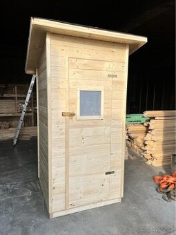 Kadibudka s pultovou střechou