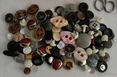 Prodám pozůstalost po švadleně - knoflíky, látky, šicí stroj