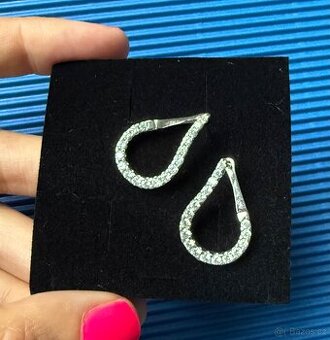 Luxusní stříbrné (Ag) náušnice se zirkony, sleva 1100 Kč.