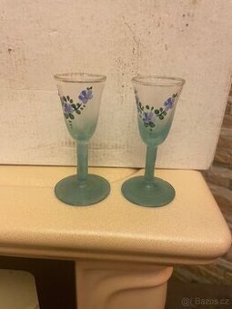 Sklenička na stopce