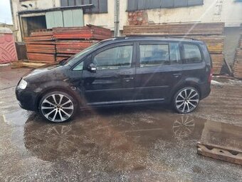 Volkswagen Touran, 7 míst,  7 sedaček, rok výroby 2005, spol
