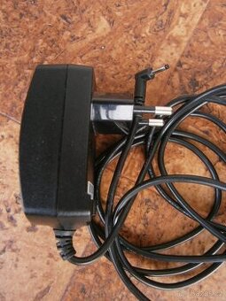 Nepoužívaná nabíječka: output 5V/1A.