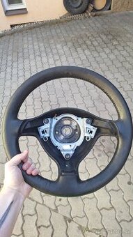 Tříramenny volant
