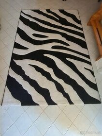 Černobílý kusový koberec 160x230
