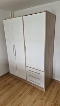 Šatní skříň Sconto