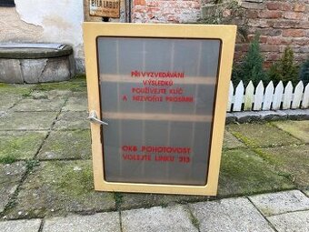 Industriální plechová prosklená skříň