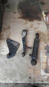 Pravé horní rameno hydrauliky a pomocný pist