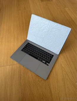 ZÁNOVNÍ APPLE MACBOOK AIR 15” M3/256GB/8GB/BATERIE 100%