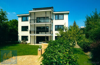 Pronájem nadčasové vily o dispozici 11+2 (436 m2) s pozemkem