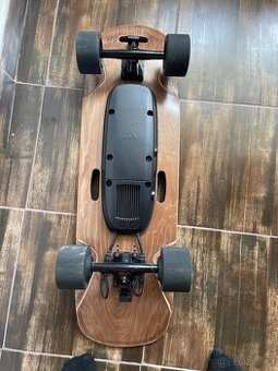 Elektrický longboard