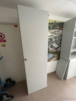 Policová skříň, kancelářský stůl