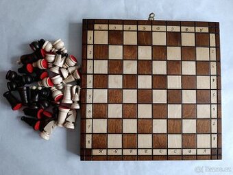 Malé dřevěné šachy s hrací plochou 31 x 31 x 2 cm. NOVÉ