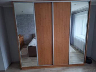 Vestavěná skříň se zrcadly