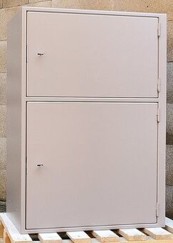 Ocelová trezorová skříň - jak nová / i do dodávky na nářadí