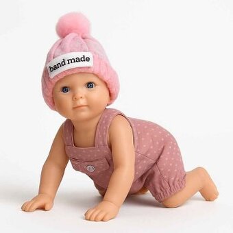 Mini realistická holčička s výbavnou