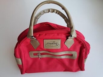 kabelka nebo i kosmetická taštička