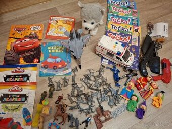 Hračky 50 kusů,štěkající pes, sanitka, vojáčci, pop-it