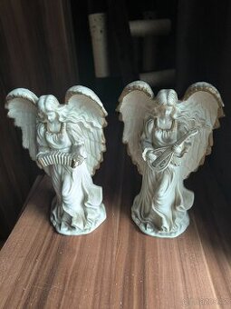 Porcelánové sošky se zlatým lemováním.