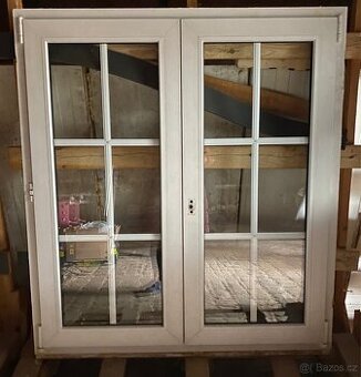 2ks plastové okna s mřížkou - 124x137 cm