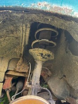 Přední tlumiče a pružiny subaru forester sf